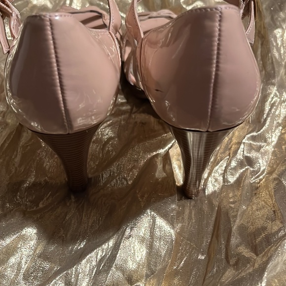 Dusty Rose dress shoe with gold tone buckles, wood like heel - Picture 8 of 9